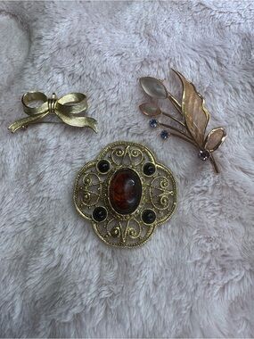 3 vintage brooches